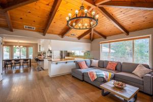 a living room with a couch and a table at Cherry Cottage 15 min from Yosemite South Entrance in Oakhurst