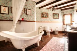 ein Badezimmer mit einer großen Badewanne und 2 WCs in der Unterkunft Authentic Canary Style Villa with private pool and garden- Casa Juan Vera in Granadilla de Abona