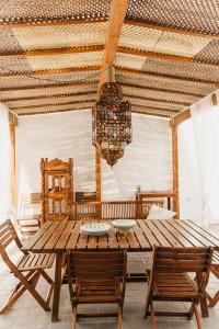 - une salle à manger avec une table et des chaises en bois dans l'établissement Casa Juan Vera, à Granadilla de Abona
