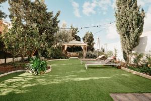 un jardin avec deux bancs et un kiosque dans l'établissement Casa Juan Vera, à Granadilla de Abona