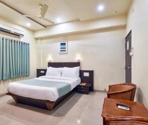 Postel nebo postele na pokoji v ubytování Hotel Atria, Kolhapur