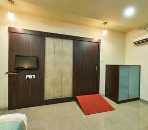 TV a/nebo společenská místnost v ubytování Hotel Atria, Kolhapur