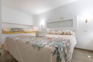 una camera da letto con un letto coperto di Fabiene Familyholidays Gelsonia a Cefalù