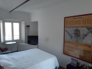 TV a/nebo společenská místnost v ubytování Camera di charme con ingresso indipendente + 6 fotografií