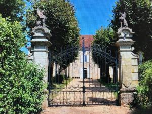 Una puerta a una casa con estatuas. en Château de Bataillé, en Figeac