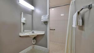 Ένα μπάνιο στο Motel 6-Gallup, NM +17 φωτογραφίες