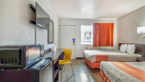 een hotelkamer met 2 bedden en een televisie bij Motel 6-Gallup, NM in Gallup