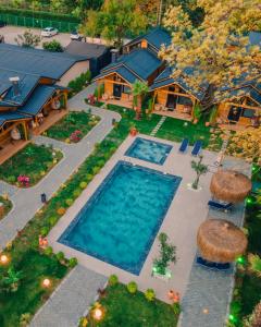 una vista aérea de una casa con piscina en Gölevi Resort Sapanca en Sapanca