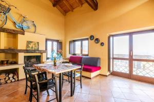 uma sala de jantar com uma mesa e cadeiras e um sofá em One bedroom villa with private pool and wifi at Vesime em Vesime