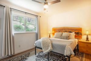 een slaapkamer met een bed en een raam bij Bohemian Chic Cottage near Yosemite in Oakhurst