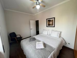 1 dormitorio con 1 cama y ventilador de techo en Apartamento Barão, en Amora