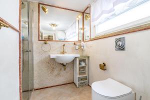 ein Badezimmer mit einem Waschbecken, einem WC und einem Spiegel in der Unterkunft MERLO 1 free park & wifi in Pisa
