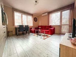 - un salon avec un canapé rouge et une table dans l'établissement Modern & Bright 1BD Apartment near Main Square, à Plovdiv