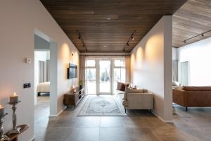 um corredor com uma sala de estar com um sofá em Holt Villa em Reykholt