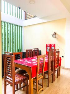 een eetkamer met een rode tafel en stoelen bij Marathona Tourist Resort - Anuradhapura in Anuradhapura