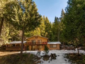 une grande maison au milieu d'une forêt dans l'établissement Sugarpine Trailhead Lodge at Lewis Creek Upper Trailhead just 7 miles from Yosemite, à Oakhurst