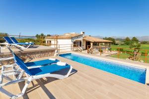 Villa con piscina y 2 tumbonas en Villa Can Soler, en Alcudia