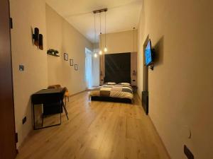 - une chambre avec un lit et une télévision dans l'établissement SCIÒ SCIÒ HOUSE casa contro il malocchio, à Naples