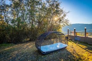 uma gaiola metálica sentada no chão ao lado de uma árvore em Fairy Tale 13-acre Sunset Villa at Windy Gap Valley near Yosemite em Ahwahnee