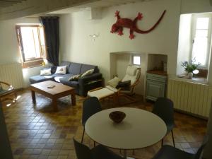 una sala de estar con un dinosaurio colgando en la pared en Une maison dans le village, en Ribiers