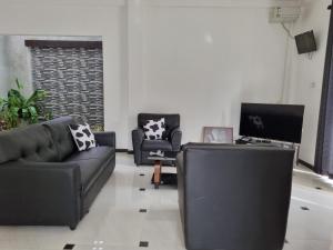 TV a/nebo společenská místnost v ubytování Vidushi Home