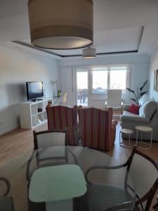 un soggiorno con divano e tavolo di Ático con terraza a Vigo