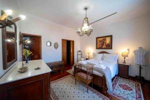 1 dormitorio con 1 cama y baño con lavamanos en 5 bedrooms villa with private pool enclosed garden and wifi at Penafiel en Penafiel