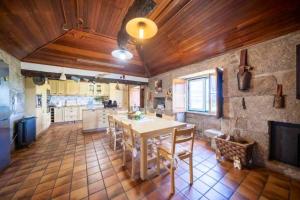 una cucina con tavolo e sedie in una stanza di 5 bedrooms villa with private pool enclosed garden and wifi at Penafiel a Penafiel