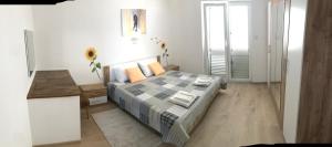 Un dormitorio con una cama y una mesa. en Apartments Jelka en Rab