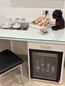 un bancone della cucina con tavolo e refrigeratore per bevande di La Suite Tropea a Tropea