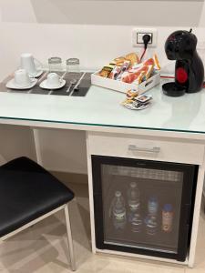 eine Küchentheke mit einem Tisch und einem Getränkekühler in der Unterkunft La Suite Tropea in Tropea