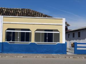 Edificio azul y blanco con 2 ventanas en Pousada São Matheus- Lauro Müller-SC, en Lauro Müller