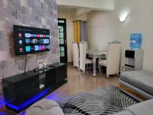 Et tv og/eller underholdning på Cozy Apartment