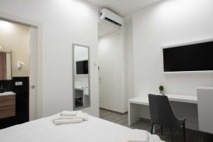 Uma televisão e/ou sistema de entretenimento em Blanc Rooms