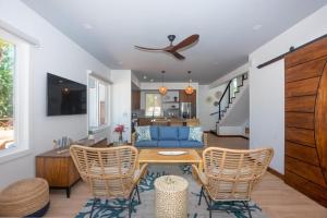 a living room with a table and chairs at Casa Coral home in Roatan