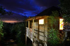 une cabine avec balcon la nuit dans l'établissement Turismo El Recodo, cabañas y camping, à San Clemente