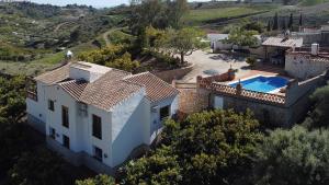 uma vista aérea de uma casa com piscina em Villa Francisco em Frigiliana