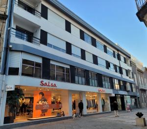 un edificio con una tienda de sakska en una calle en Koolidays - Povoa Varzim, en Póvoa de Varzim