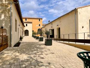 une rue pavée dans une ruelle avec des bâtiments dans l'établissement AUX DUCS DE SIENNE, à Montagne