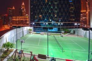 Tenis a/nebo squash v ubytování Newly furnished, spacious and modern 1BR in DIFC nebo okolí