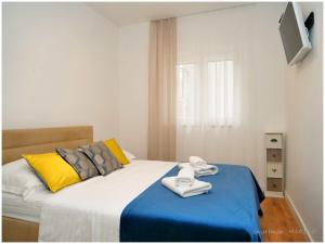 a bedroom with a bed with towels on it at MARI in Dolac