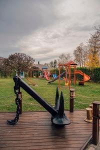 un parque infantil con una cadena en una terraza de madera en Gölevi Resort Sapanca, en Sapanca