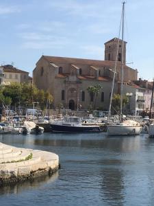 Fotografia z galérie ubytovania Spacious Cocoon With Terrace The Old Port v destinácii La Ciotat