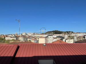 widok na miasto z czerwonym dachem w obiekcie O cuarto de abastos w mieście Ourense