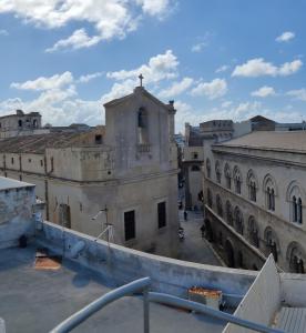 トラーパニにあるIl nido del gabbiano - Attico vista mare, 2 terrazzi nel centro storicoの教会のある建物の屋根からの眺め