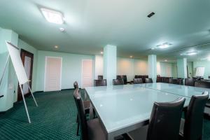 Hotel Aqua Thermal Spa في بايلي فيليكس: قاعة اجتماعات مع طاولة وكراسي كبيرة