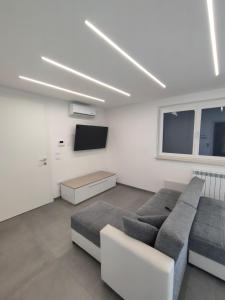 サン・ヴィート・キエティーノにあるWHITE SEAのソファとテレビのあるリビングルーム