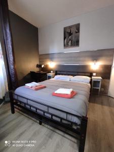 - une chambre avec un grand lit et 2 serviettes dans l'établissement Le Bon Moine, à Reims