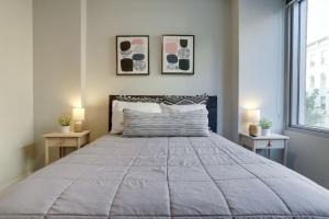 um quarto com uma cama grande e 2 mesas de cabeceira em Gorgeous 1 Bedroom At Clarendon With Gym and Rooftop em Arlington