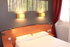 パリにあるキリアド ホテル XIII イタリー ゴブランのベッドルーム1室(白い枕2つ付きのベッド1台付)